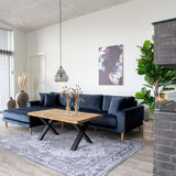 House Nordic Sofa Blå / B290xL170-92xH76 cm Lido Lounge Sofa, venstrevendt i mørkeblå velour med fire puder og sorte træben Fra House Nordic B290xL170-92xH76 cm