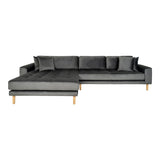 House Nordic Sofa Grå / B290xL170-92xH76 cm Lido Lounge Sofa, venstrevendt i mørkegrå velour med fire puder og natur træben Fra House Nordic B290xL170-92xH76 cm